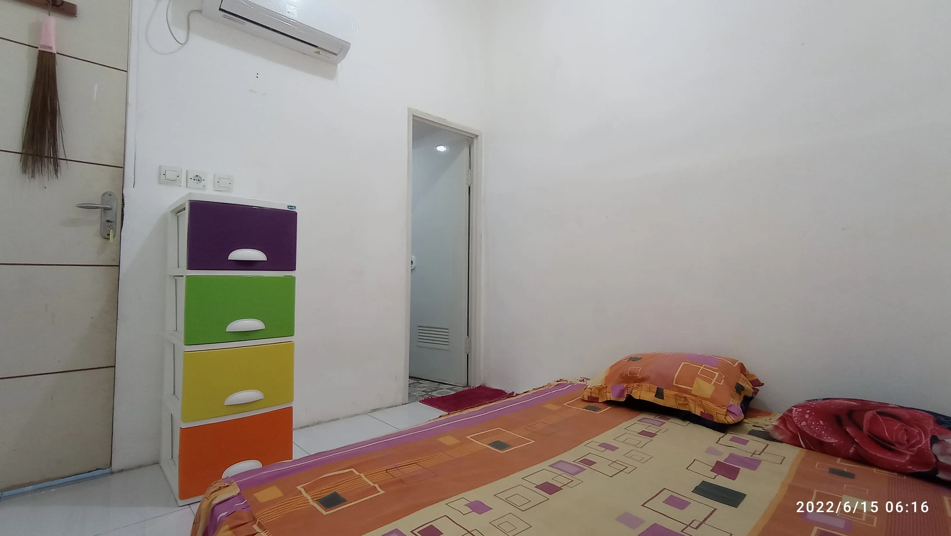 Foto Kamar J (Deluxe Room)  Kost Surabaya